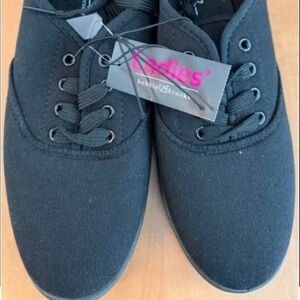 New bobbie brooks tennis boat shoes size 6 black
